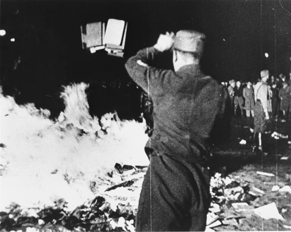 Nazis verbrennen Bücher - Foto: United States Holocaust Memorial Museum